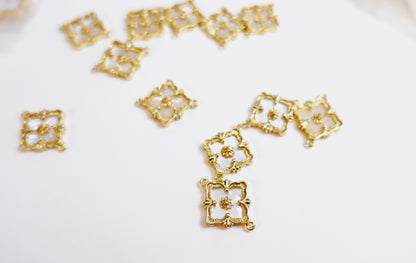 Mother of pearl Four-leaf clover with double circle charm