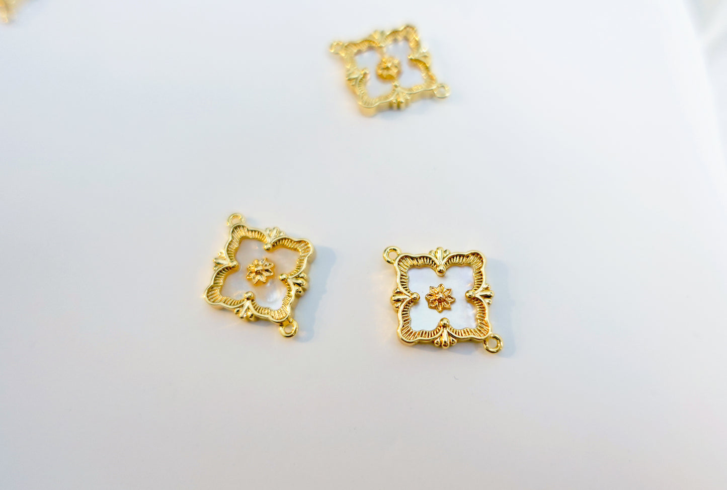 Mother of pearl Four-leaf clover with double circle charm