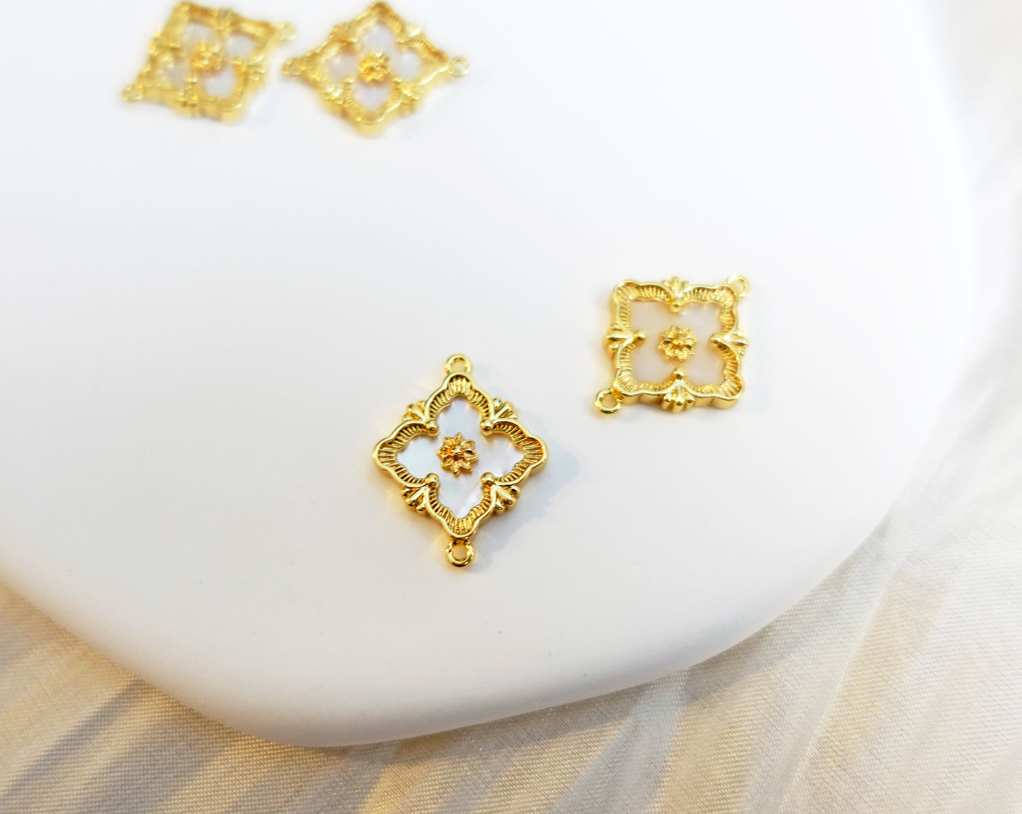 Mother of pearl Four-leaf clover with double circle charm