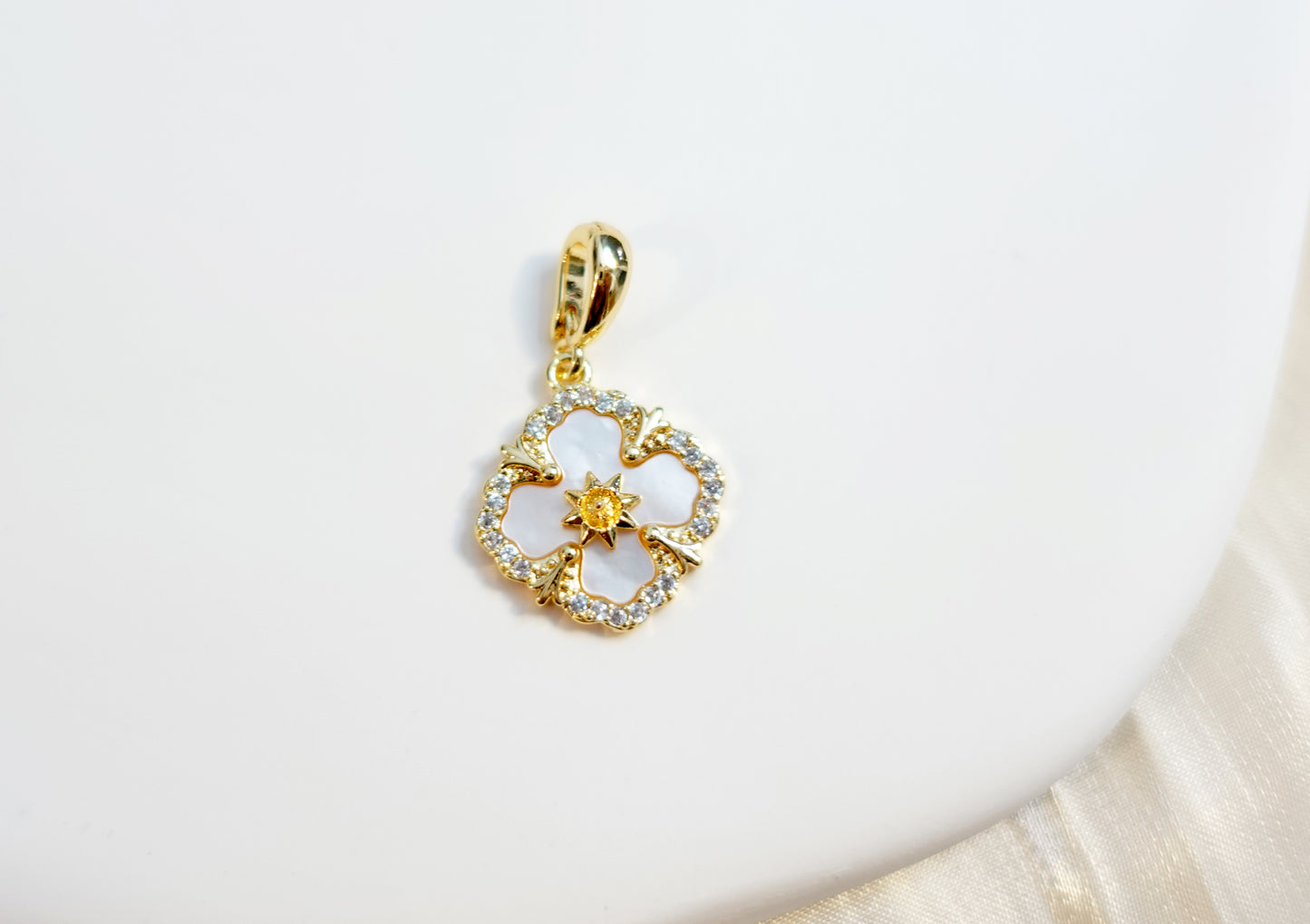 Mother of pearl Vintage Four-leaf clover Pendant