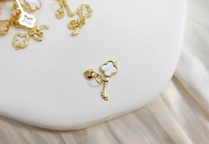 Mother of Pearl Four-leaf Clover Key lock charm