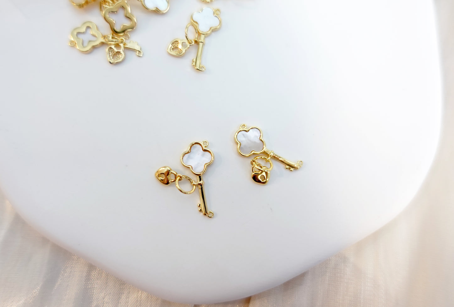 Mother of Pearl Four-leaf Clover Key lock charm