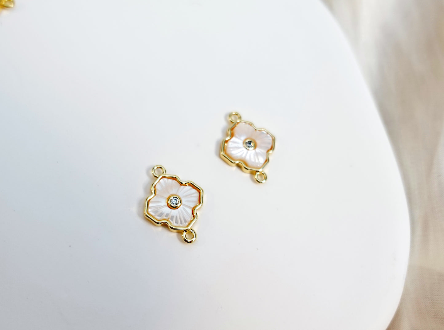 Mother of pearl Four-leaf clover with double circle charm Version 2