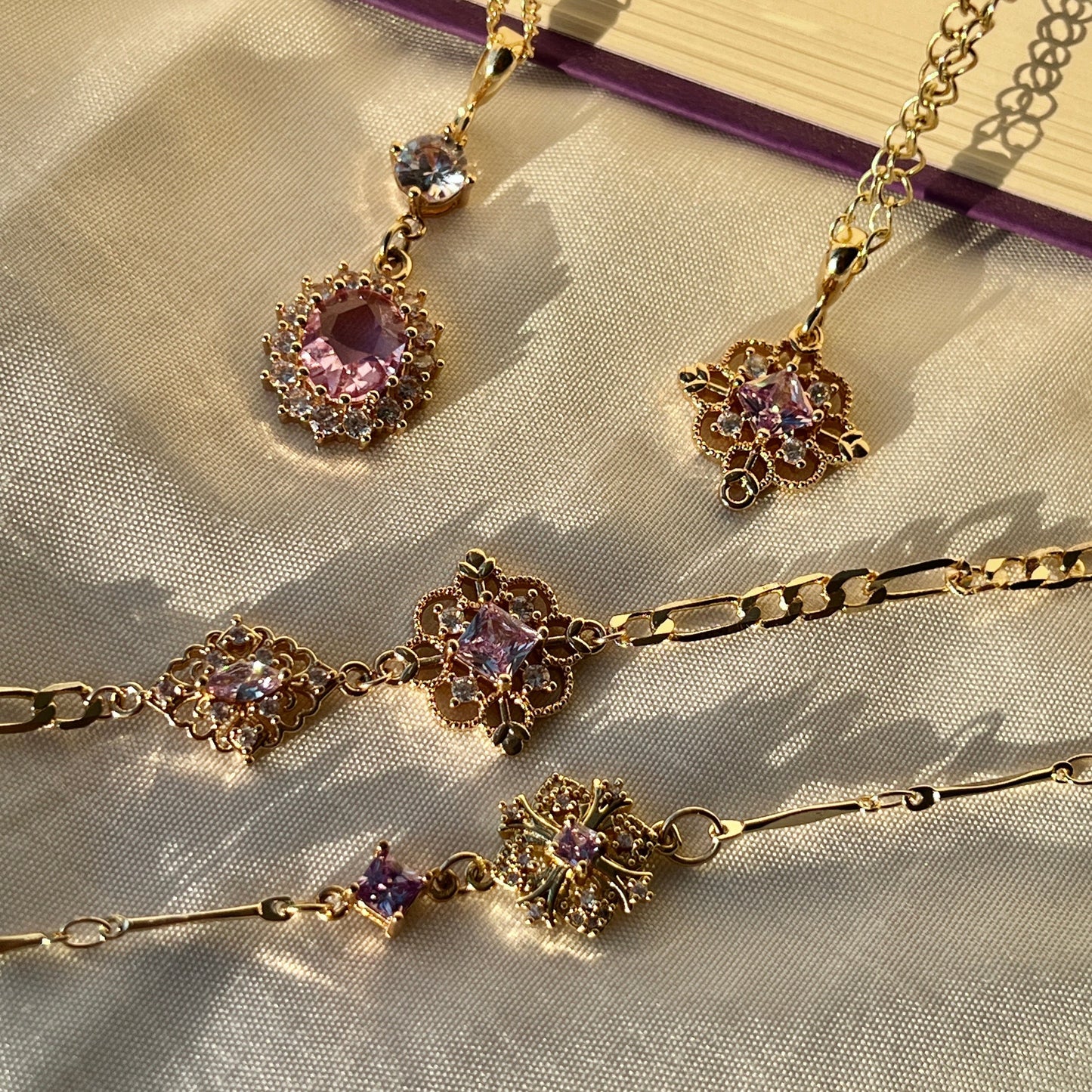 Handmade Bracelet/Vintage-Style Zircon Bracelet/14k Gold Shape Vintage Mesh Bracelet/Gold Bracelet Stainless Steel Waterproof Anti tarnish Gold Jewelry/good luck gifts/gift for her/Microset/Diamond Bracelet/ Heart Jewelry/ Princess Collection/ Anniversary Gift