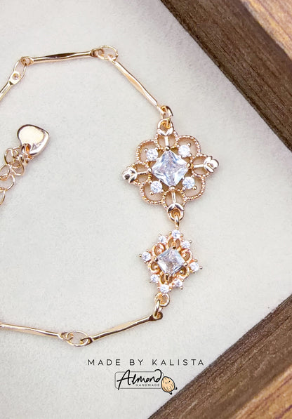 Antique Floral Motif Bracelet in 14K Gold with Clear Zircon
