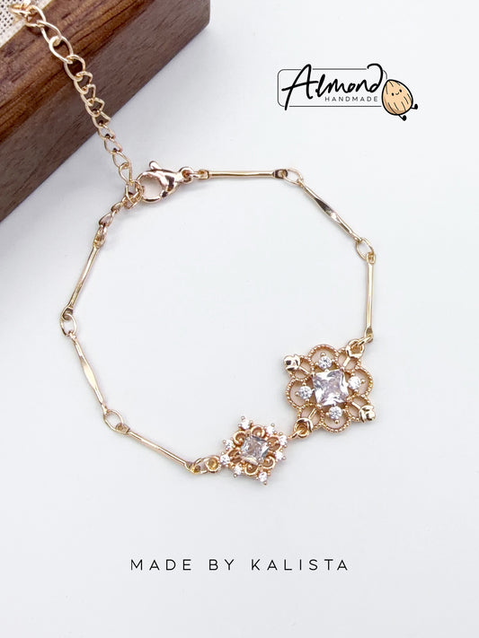 Antique Floral Motif Bracelet in 14K Gold with Clear Zircon